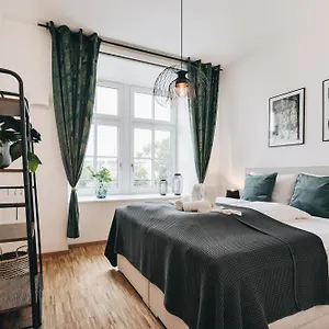 https://oasis-appart-wohnen-in-netflix-tiefgarage-dachterrasse.dresdenhotels.net